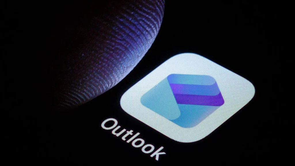 Outlook Down: Microsoft Acknowledges Sign‑On Glitch Impacting Users