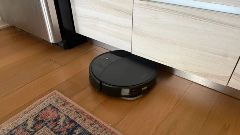 Roborock Saros 20 robot vacuum cleaning