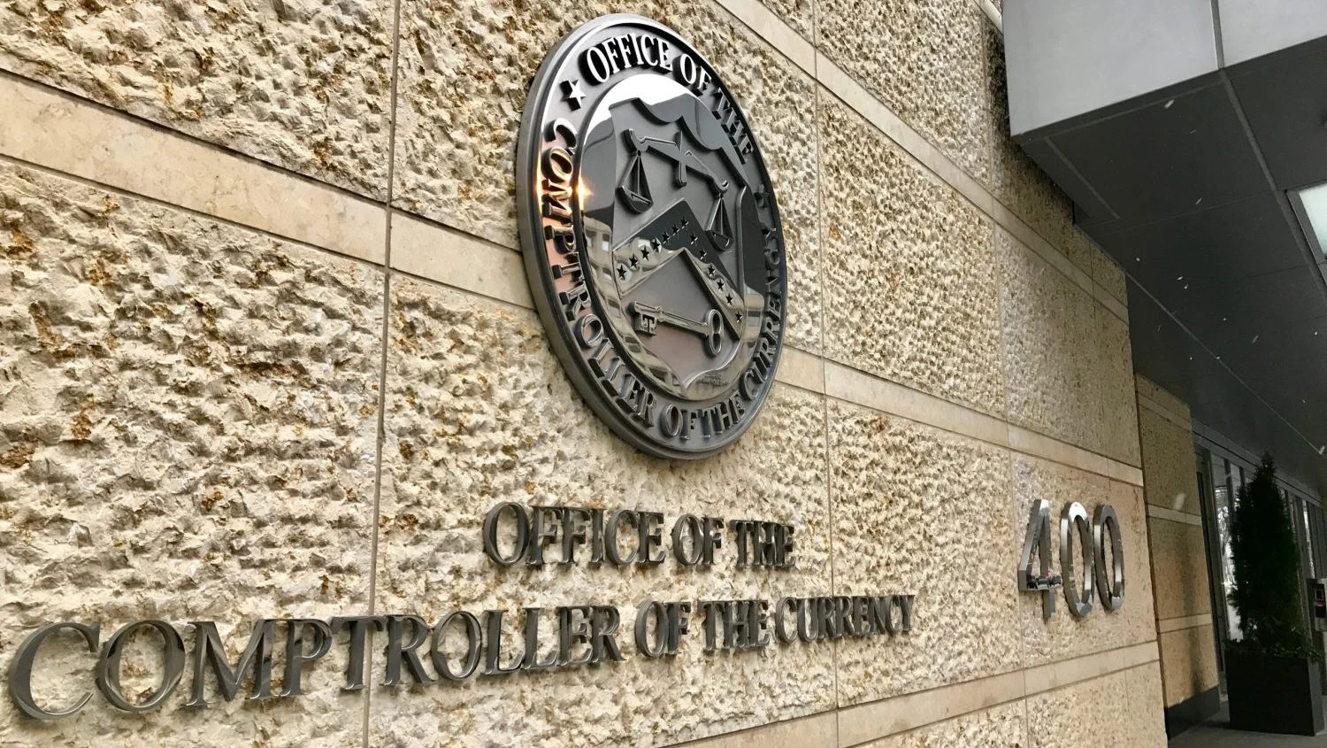 Crypto Industry Defends OCC Charters for Ripple, Coinbase Amid Warren’s Legal Challenge