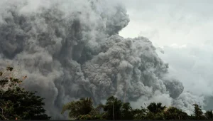Mayon Volcano eruption ash cloud