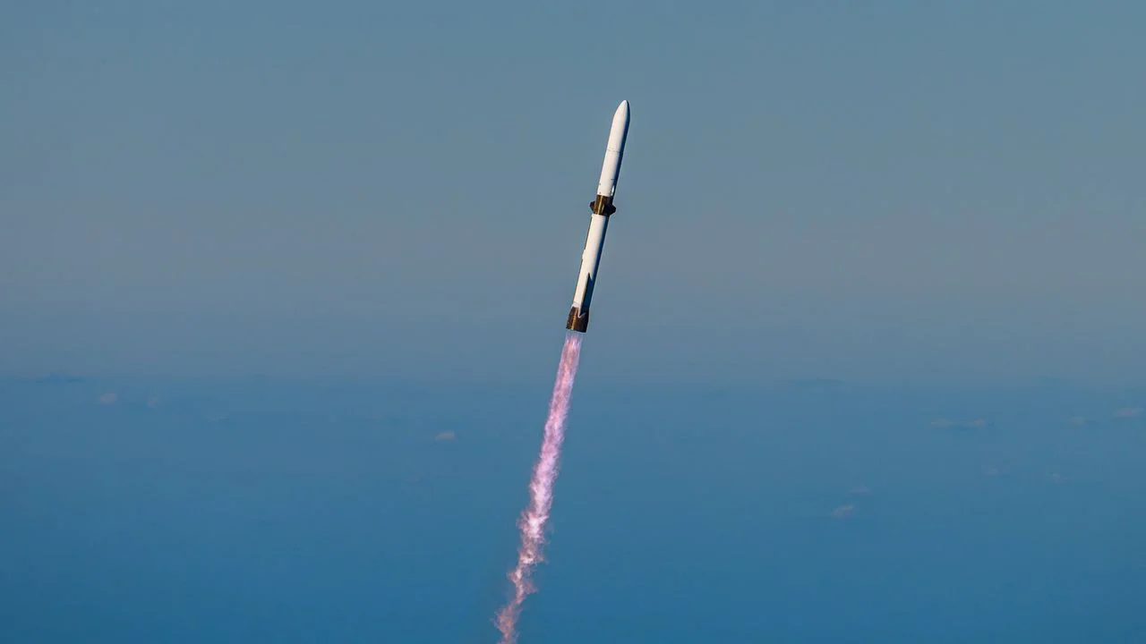 New Glenn rocket erupts in fiery blast during pre‑launch test – implications for NASA’s lunar roadmap