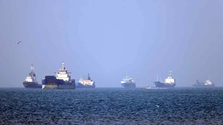 Trump pauses Hormuz escort plan