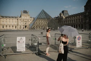 Louvre and Eiffel Tower closed heatwave