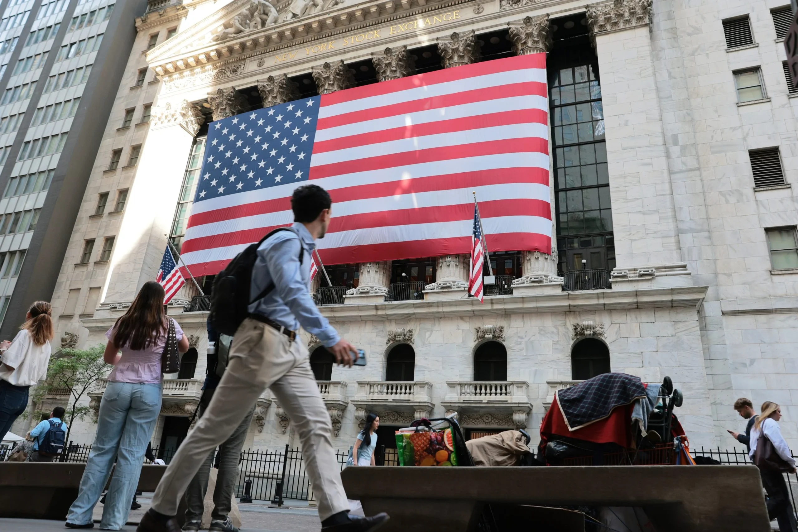 Richest 20% Drive US Economy While Stock Volatility Threatens Growth