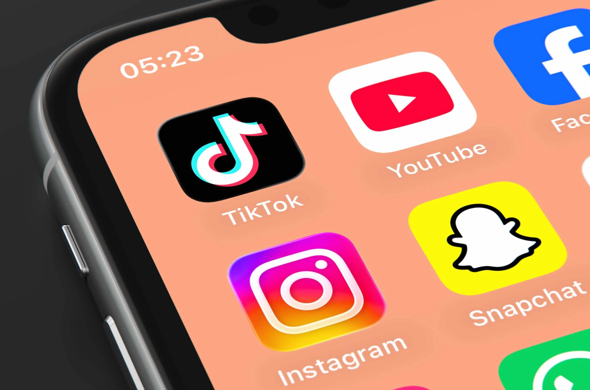 UK social media ban set for under‑16s sparks fierce debate