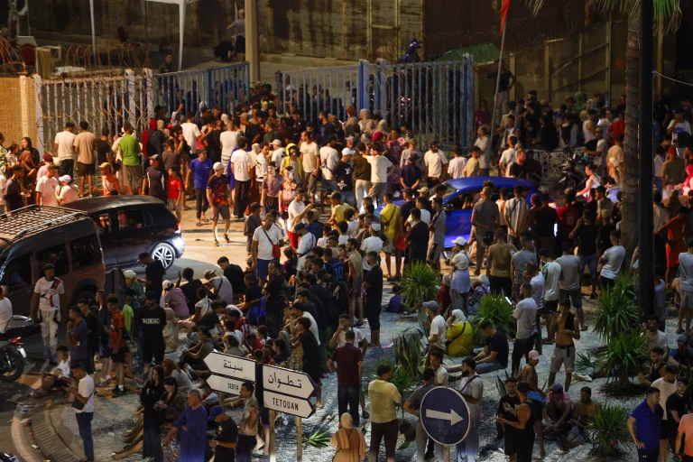 Ceuta migrant crisis crowd at border