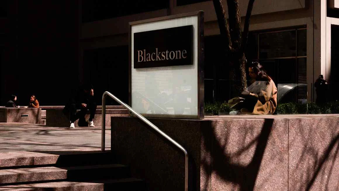 Institutional Titans Pour Billions into Private Credit Amid Market Turmoil