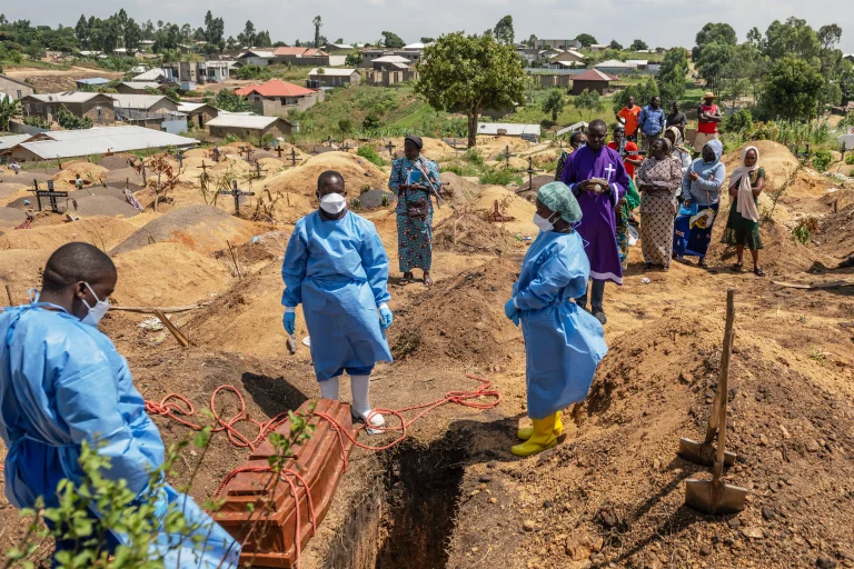 Violent mobs threaten Ebola workers Congo