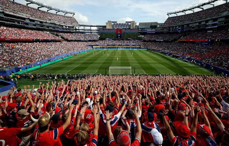 Norwegian fans rowing at Boston station