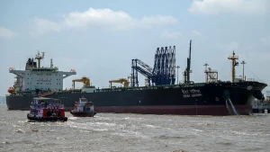 Oil tanker hit in Strait of Hormuz