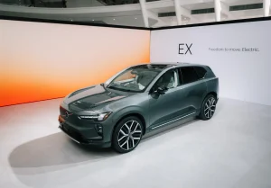 Volvo cars communicating hazard alerts