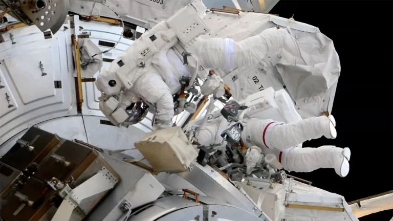 Astronauts replace ISS camera