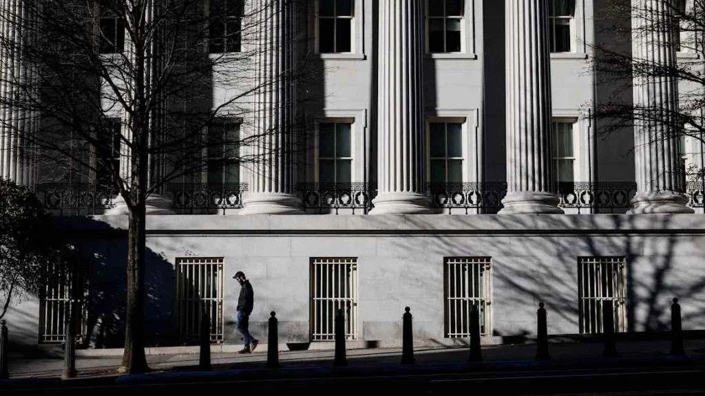 Bond Yields Surge as US Economy Defies Cooling Signals