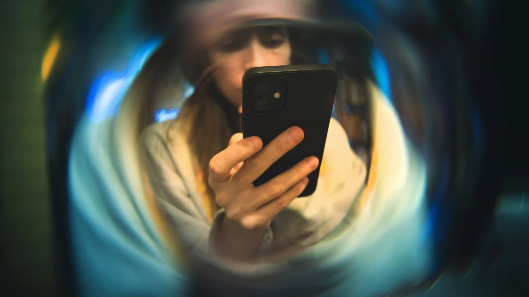 Phone Addiction’s Hidden Physical Toll: 4 Warning Signs